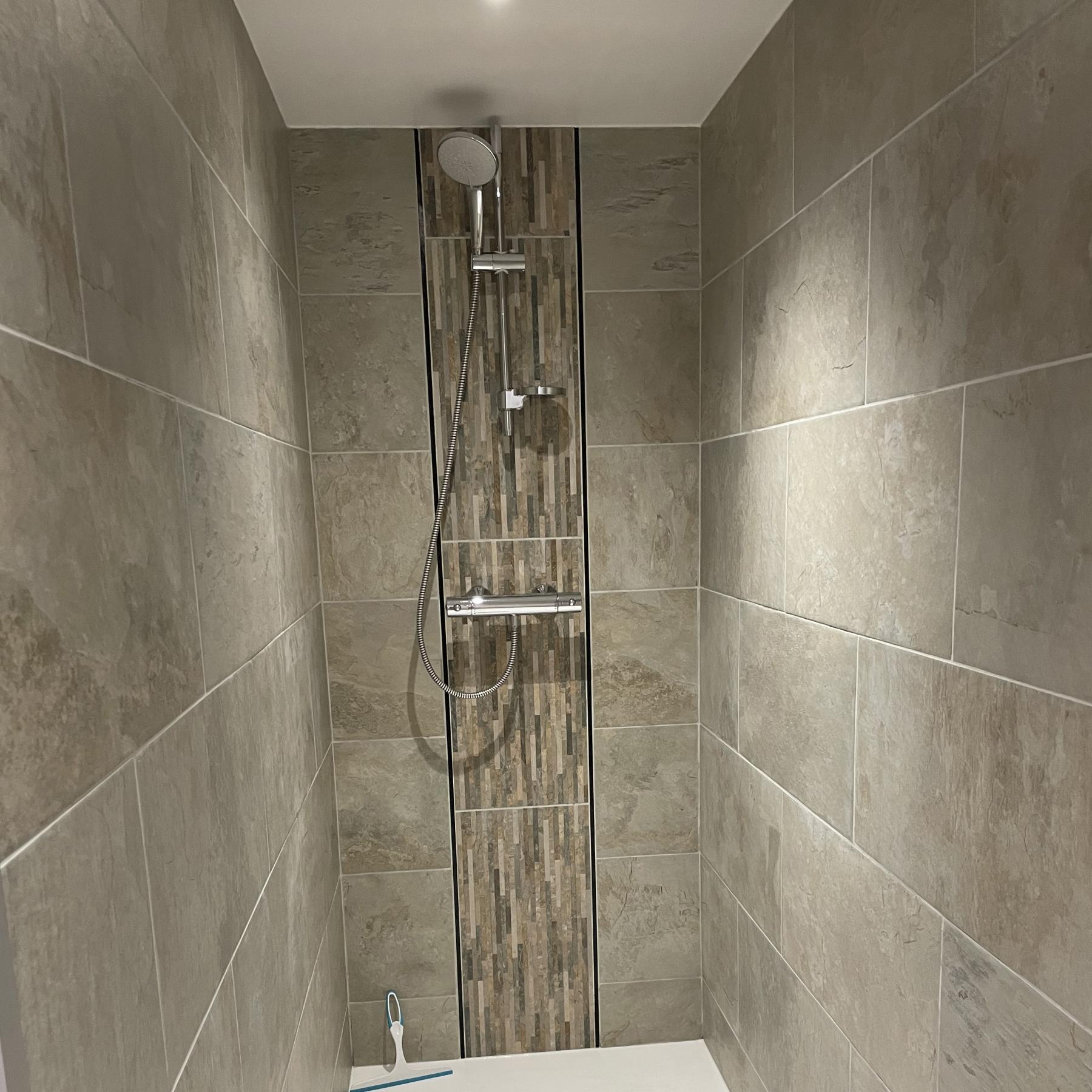 Chez Eaux de Vie Gîte - 2 2 guests, 1 bedroom, 1 king bed, 1 bathroom with large walk-in shower