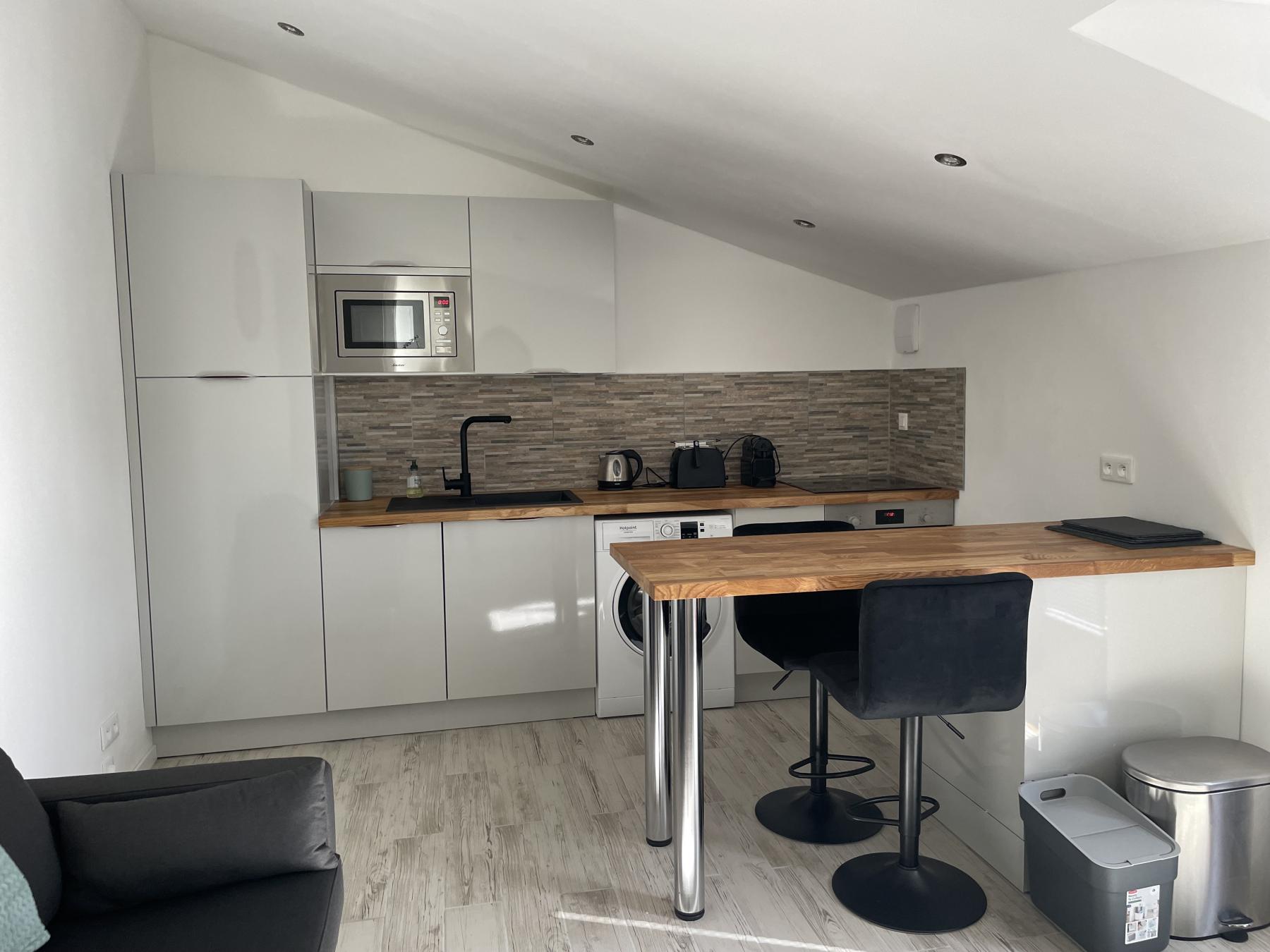 Chez Eaux de Vie Gîte - 2 2 guests, 1 bedroom, 1 king bed, 1 bathroom with large walk-in shower