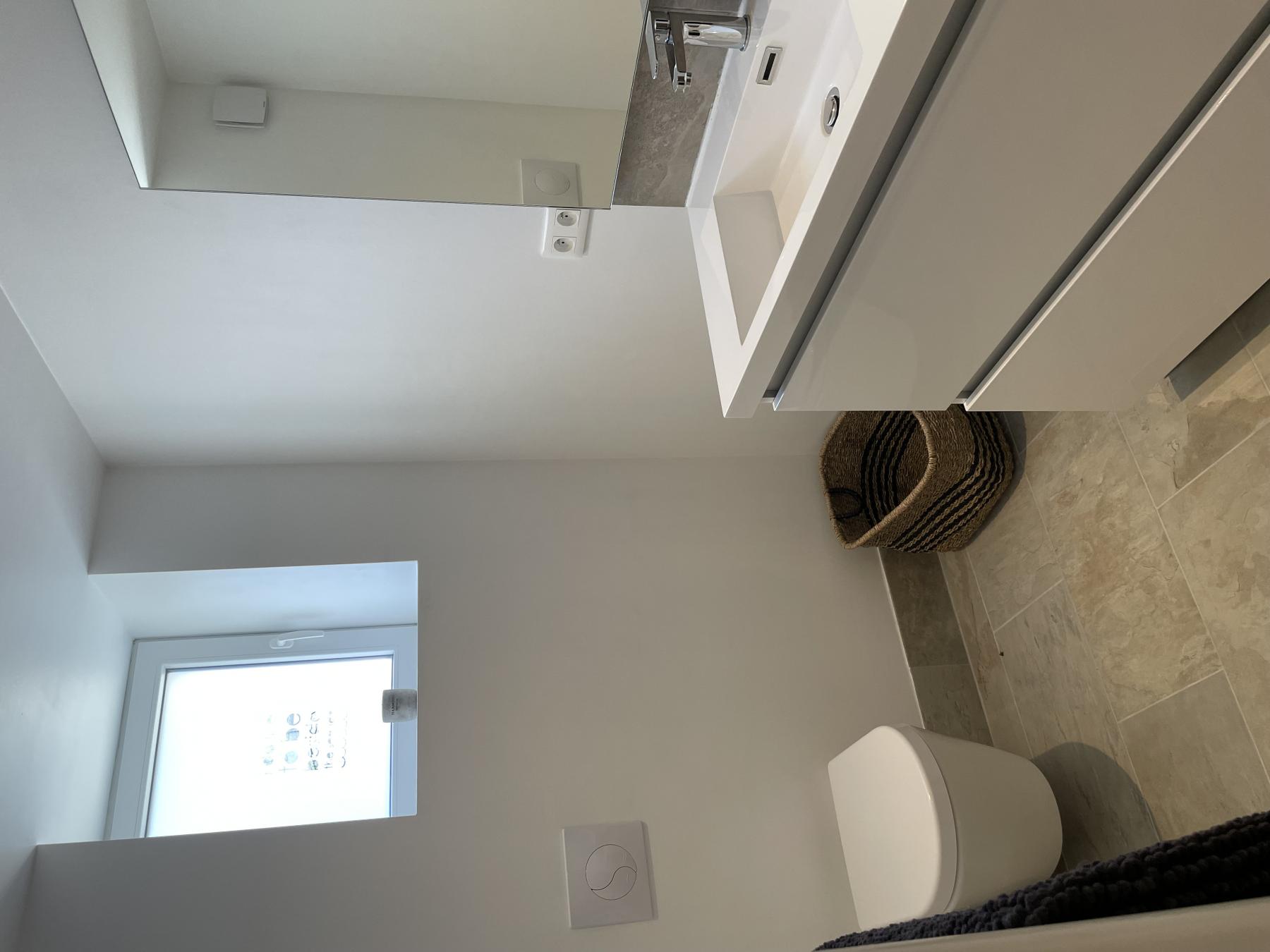 Chez Eaux de Vie Gîte - 2 2 guests, 1 bedroom, 1 king bed, 1 bathroom with large walk-in shower