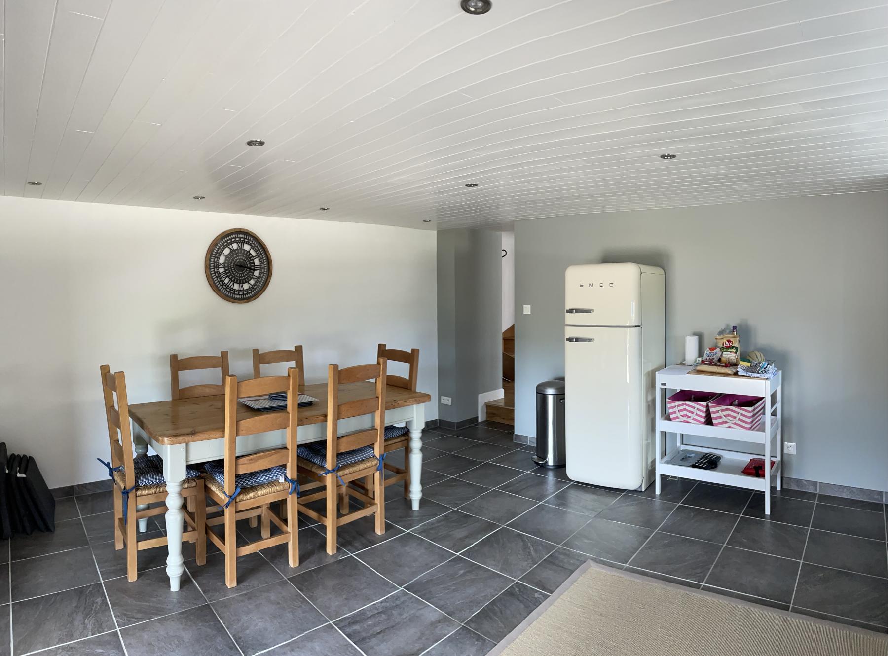 Dining 4 guests, 2 bedrooms, 3 beds, 2.5 bathrooms