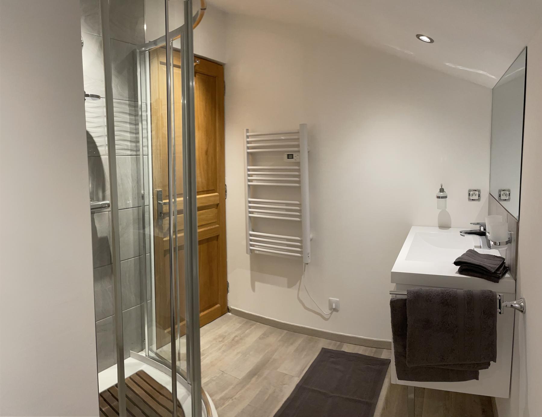 Shower Room 4 guests, 2 bedrooms, 3 beds, 2.5 bathrooms