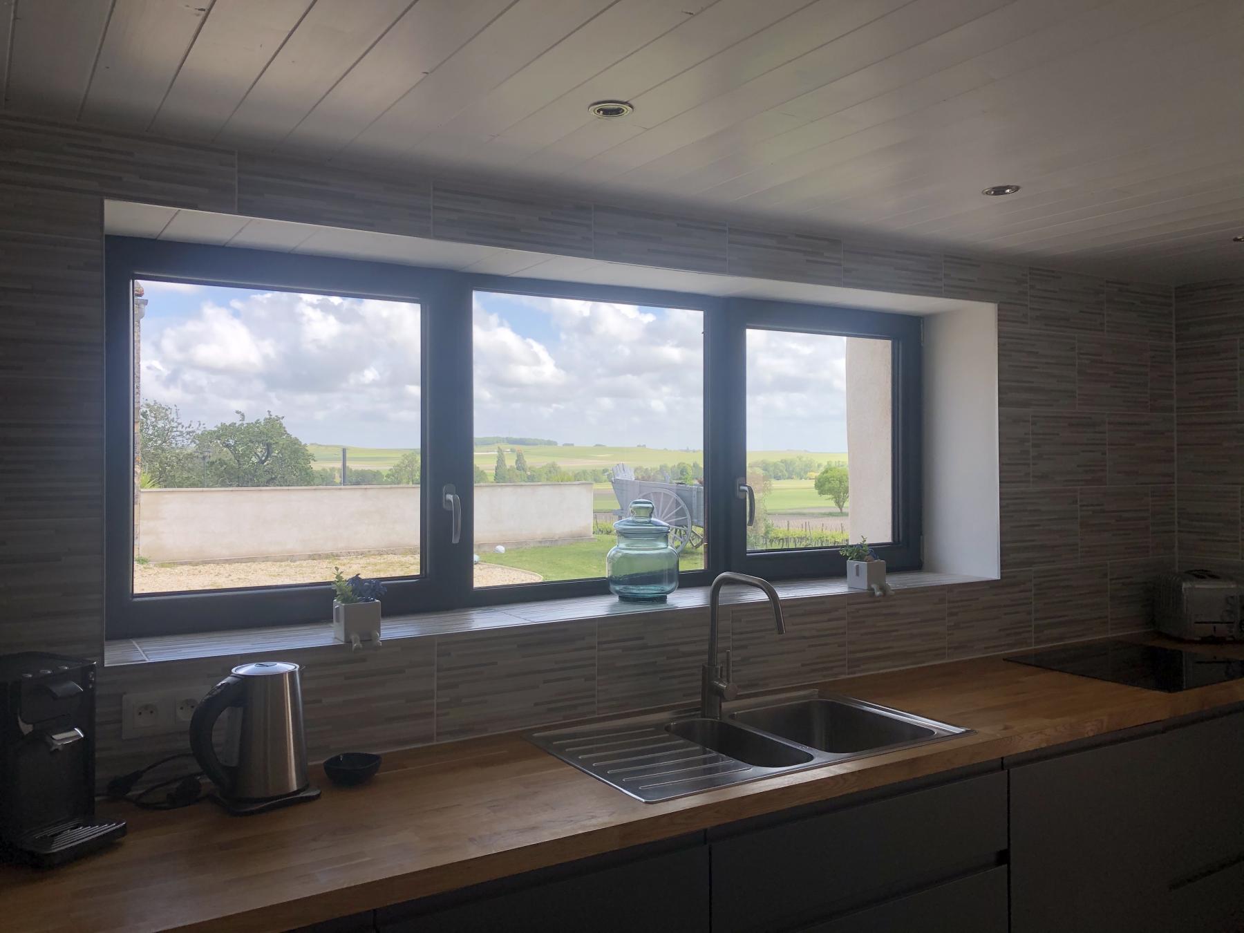 Kitchen 4 guests, 2 bedrooms, 3 beds, 2.5 bathrooms