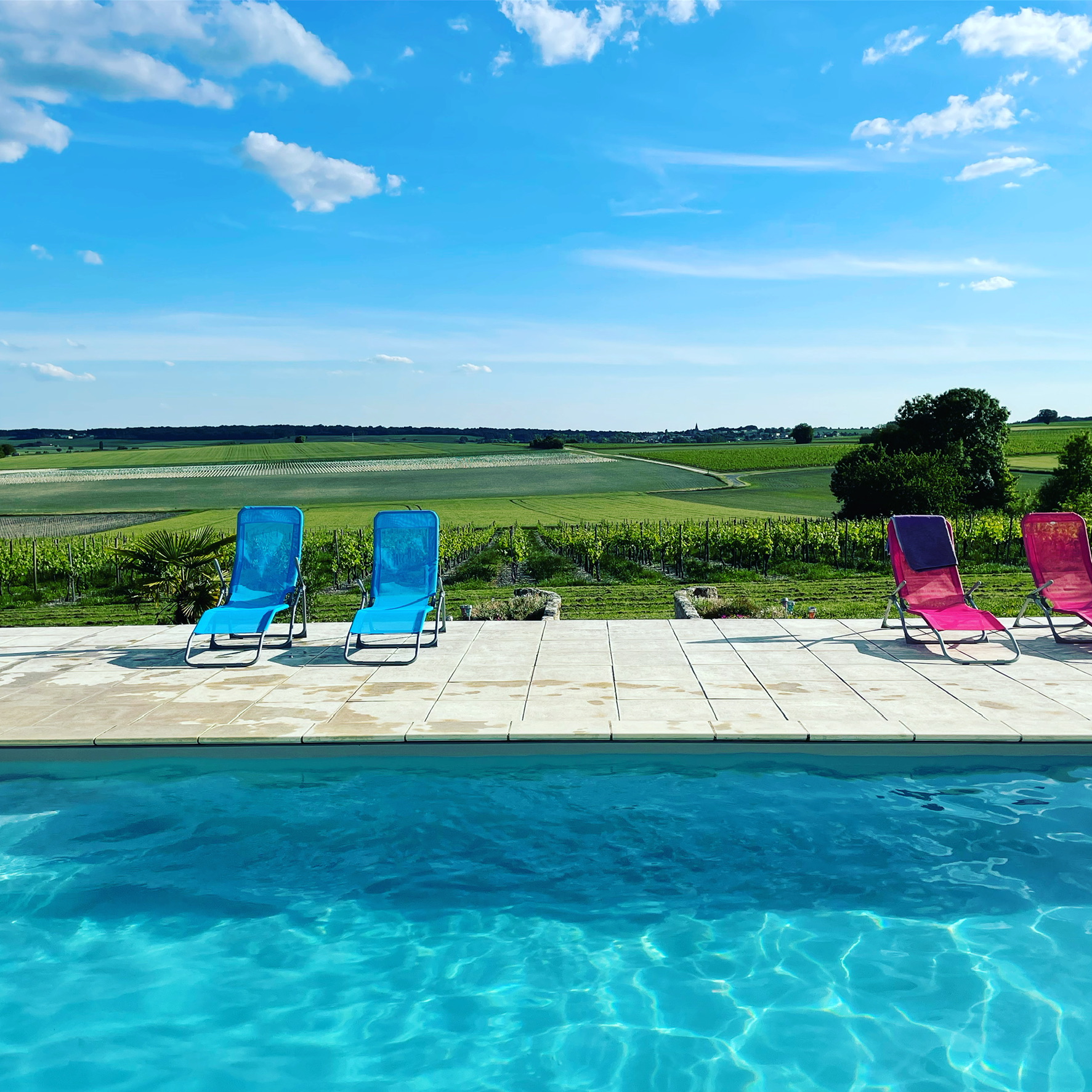 Pool 4 guests, 2 bedrooms, 3 beds, 2.5 bathrooms