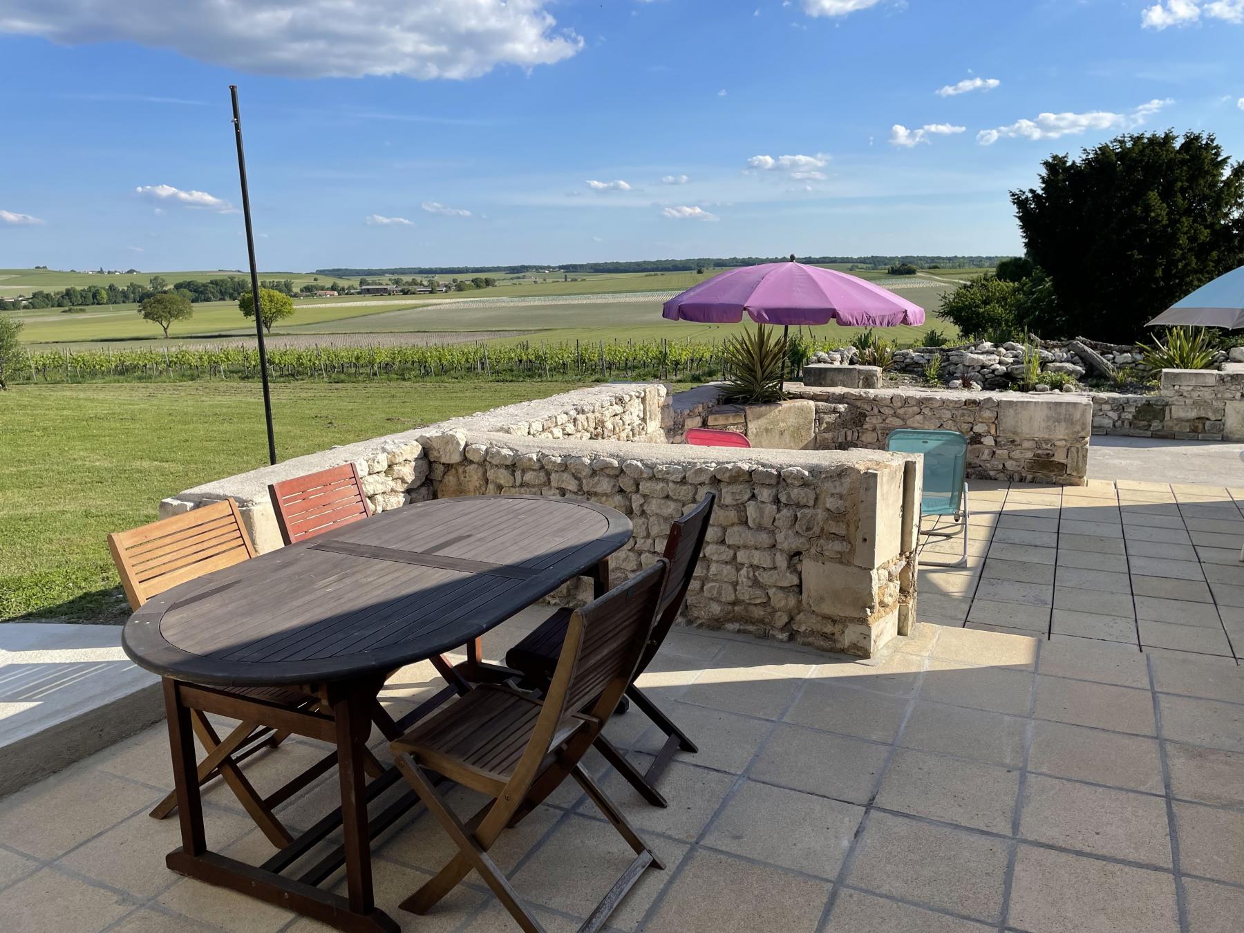 Patio 4 guests, 2 bedrooms, 3 beds, 2.5 bathrooms